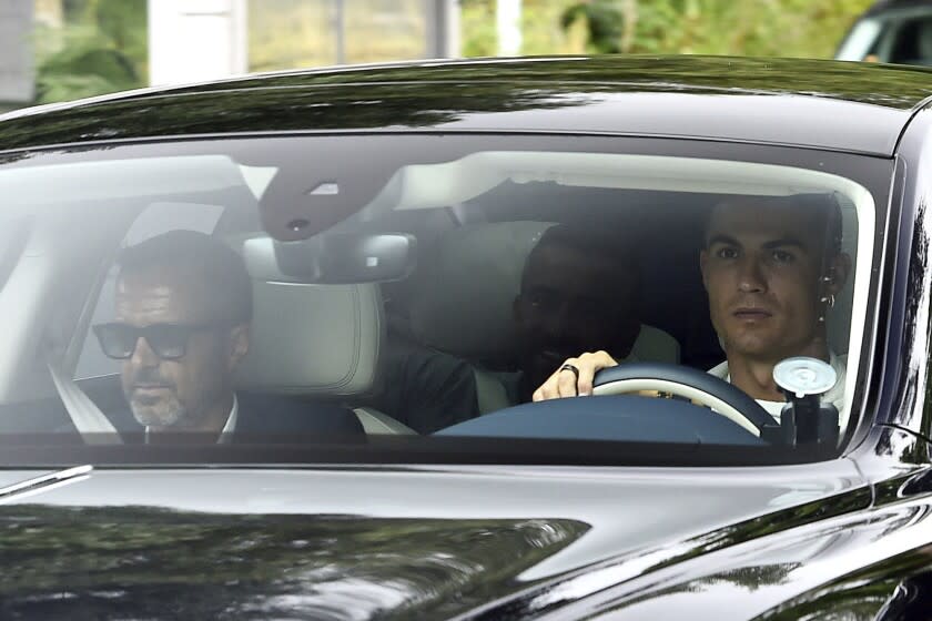 Cristiano Ronaldo, del Manchester United, llega al centro de entrenamiento Carrington en Manchester, Inglaterra, martes 26 de julio de 2022. (Peter Powell/PA via AP)