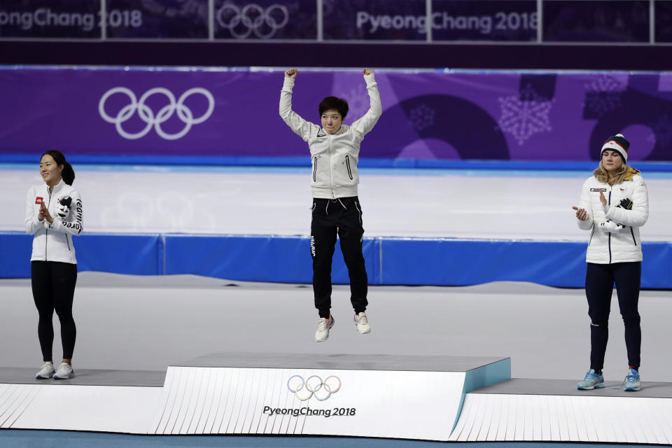 La medallista de oro aplaza su celebración y consuela a la ganadora de la plata