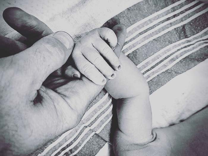 Brian Austin Green da la bienvenida a su quinto hijo