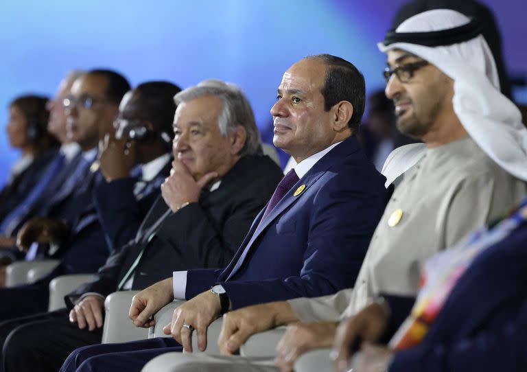 El secretario general de la Organización de las Naciones Unidas, Antonio Guterres, junto al presidente egipcio Abdel Fattah al-Sisi, y otros líderes mundiales. (Photo by JOSEPH EID / AFP)