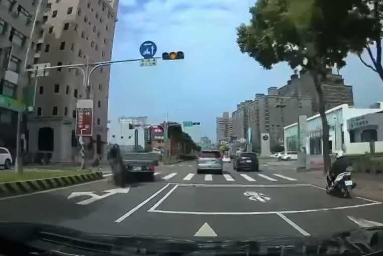 （圖／翻攝「八卦村 - 行車紀錄器影片上傳中心」）