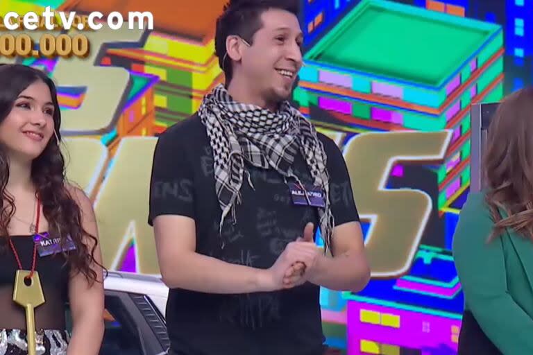 Llegó al programa con un presente para el conductor y generó revuelo en el estudio (Captura: eltrece)