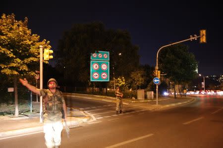 Turkish military block access to the Bosphorus bridge, which links the city's European and Asian sides, in Istanbul, Turkey, July 15, 2016. REUTERS/Stringer - RTSI6S5