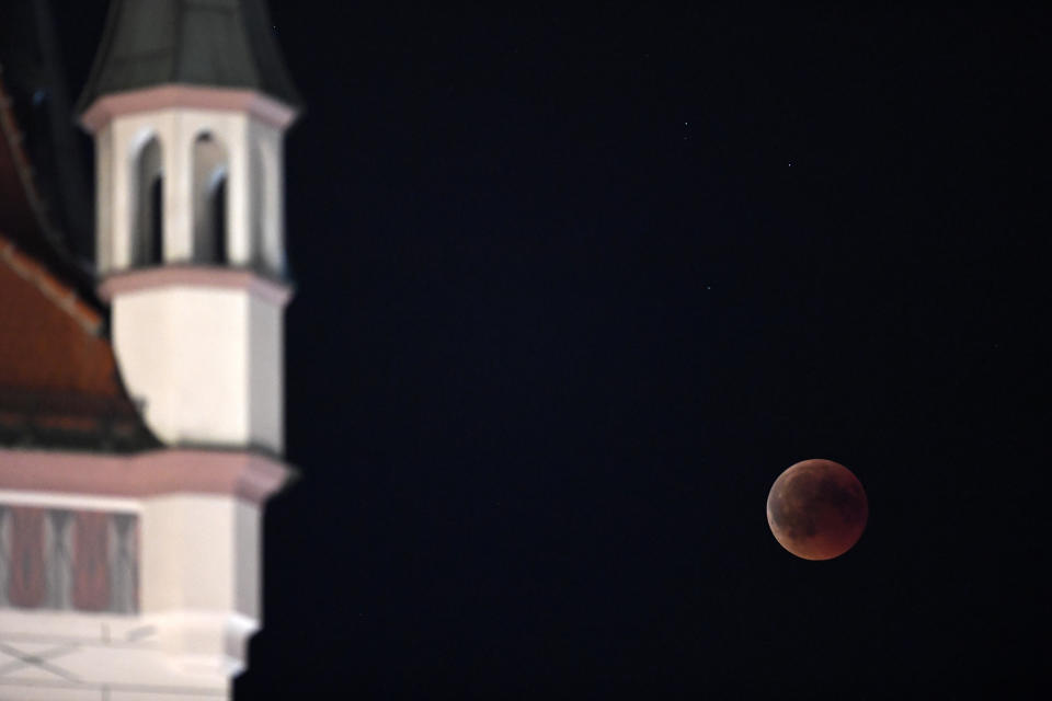 Next to the old city hall in Munich. (Photo: Stringer . / Reuters)