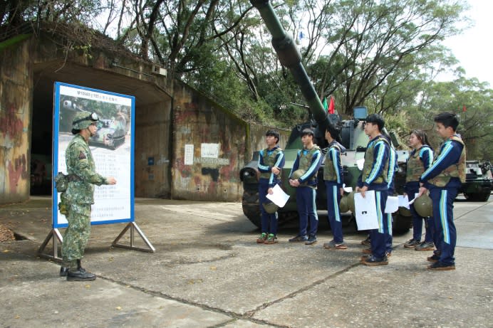 陸軍542旅23日安排靜態裝備陳展，由專人為學子們說明裝備性能。（軍聞社記者李忠軒攝）