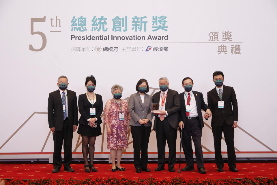 旺宏電子董事長吳敏求（右三）獲頒「總統創新獎」，是半導體業首位獲獎。圖／經濟部提供