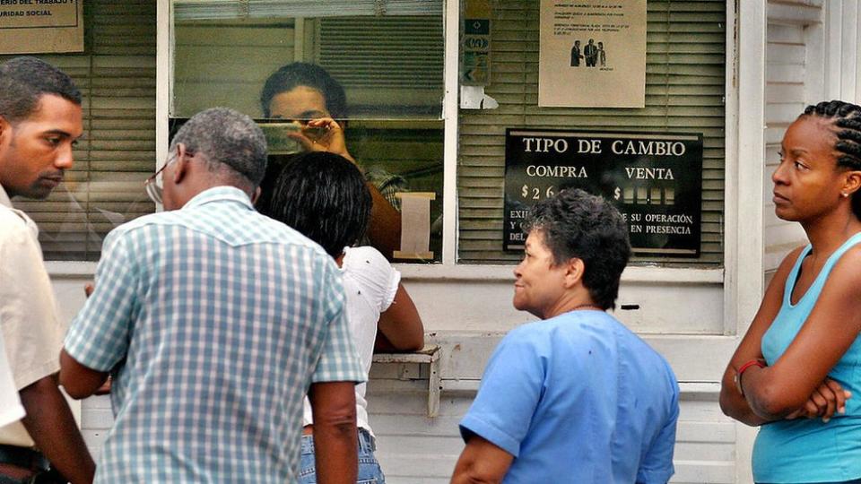 Personas en una casa de cambio de Cuba