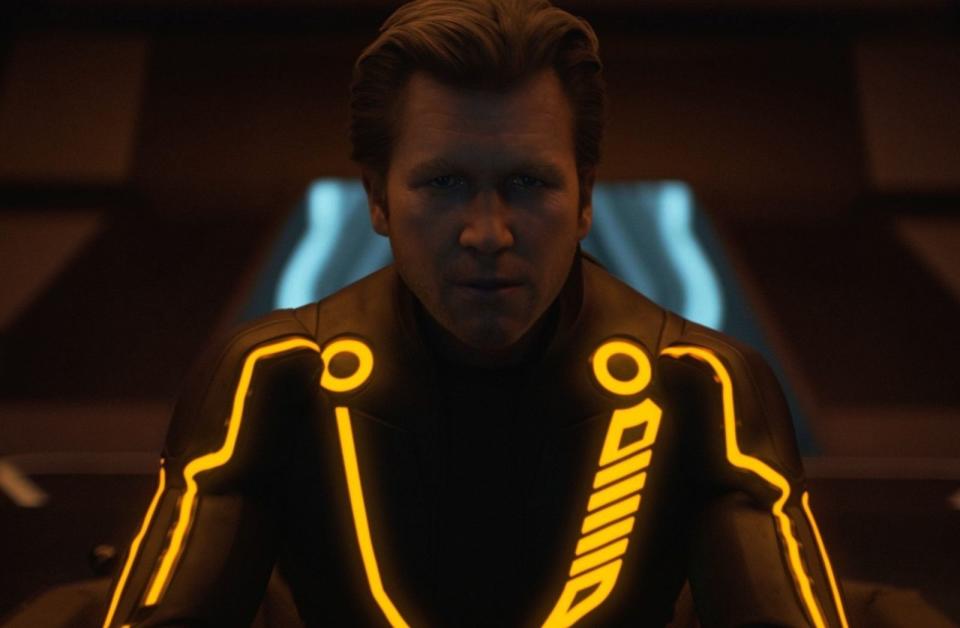 <p>Und zwar von seinem künstlichen, niemals alternden Stellvertreter "CLU 2.0"! Für diese Szenen und einen Rückblick wurde eine digital verjüngte Version von Jeff Bridges geschaffen, die sich am Original-"Tron"-Film von 1982 orientierte. Damals sah der Schauspieler ... (Bild: Disney Enterprises)</p> 