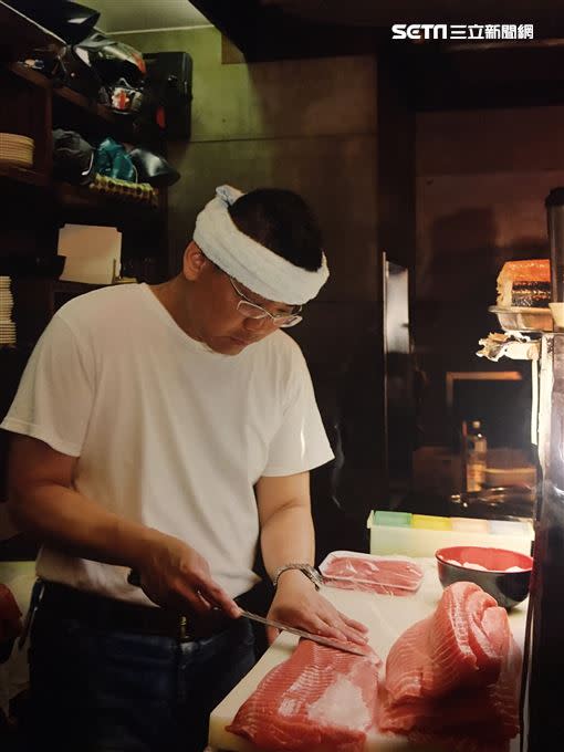 虎哥自日本「學成歸國」後，希望高級的日本料理也能讓一般人吃得起，切鮭魚時總是大片切，形成現在的招牌巨無霸鮭魚握壽司。（圖／記者詹千雁攝影）