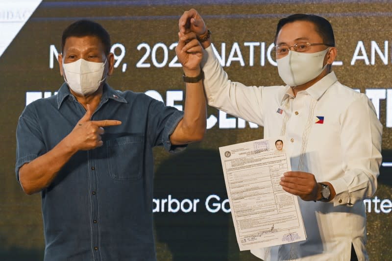 2021年10月2日，菲律賓總統杜特蒂（Rodrigo Duterte）陪同親信克里斯多福．吳（Christopher "Bong" Go）參選副總統（AP）