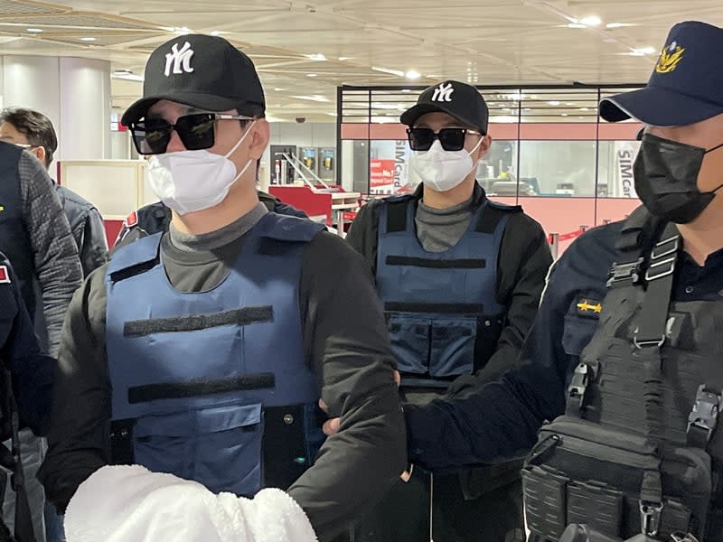 「紅龜」洪政軍（前）及槍手孔祥志（後）２月25日被警方從中國押解回台。中央社