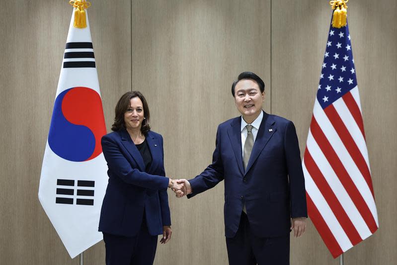 美國副總統賀錦麗（左）訪韓，並與南韓總統尹錫悅（右）會晤85分鐘。（翻攝自@President_KR twitter）