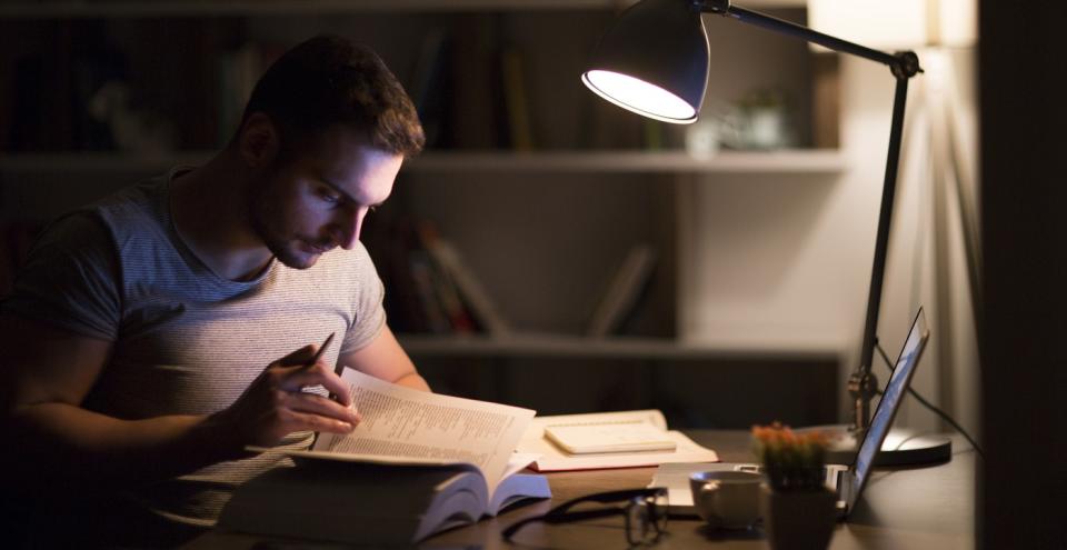 Studiare per un concorso (foto: Getty Images)