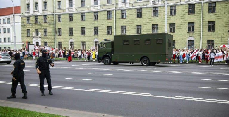 Dispositif policier dans une rue de Minsk pendant une manifestation de femmes, le 29 août 2020 à Minsk, au Bélarus - Tatyana KALINOVSKAYA © 2019 AFP