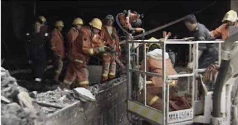 由於火勢竄升，消防人員只能從頂樓，救出受困火場中的人。（圖／翻攝自AP Archive）