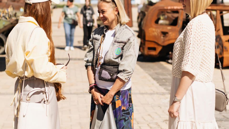 Austrian volunteer Petra Schröckeneder listening to guide Yulia Bevzenko during a tour of Kyiv's city center. - Veronika Vlasyuk