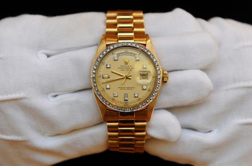 Eine Rolex-Armbanduhr aus 18 Karat Gold und mit Diamanten besetzt, die einst dem Musiker Elvis Presley gehörte.  - Copyright: picture alliance / dpa | Andy Rain
