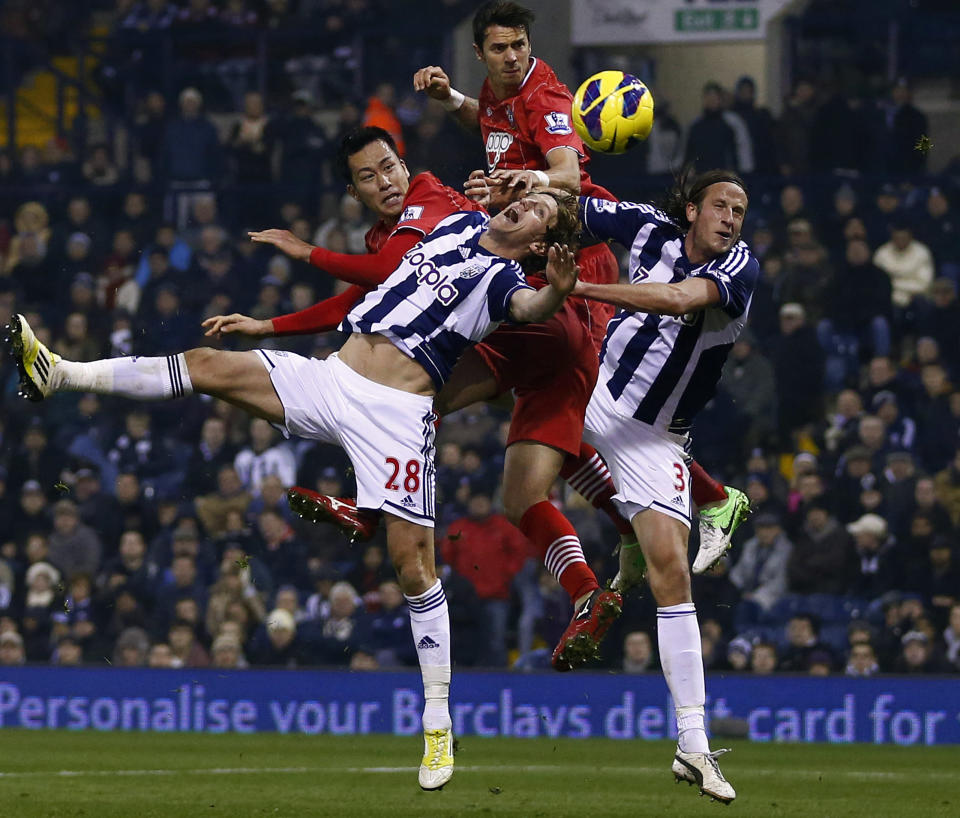 Southampton's Maya Yoshida (L) and Jose Fonte (2nd R) challenge West Bromwich Albion's Billy Jones (2nd L) and Jonas Ollsson during their English Premier League soccer match at The Hawthorns in West Bromwich, central England, November 5, 2012. REUTERS/Darren Staples (BRITAIN - Tags: SPORT SOCCER TPX IMAGES OF THE DAY) FOR EDITORIAL USE ONLY. NOT FOR SALE FOR MARKETING OR ADVERTISING CAMPAIGNS. NO USE WITH UNAUTHORIZED AUDIO, VIDEO, DATA, FIXTURE LISTS, CLUB/LEAGUE LOGOS OR "LIVE" SERVICES. ONLINE IN-MATCH USE LIMITED TO 45 IMAGES, NO VIDEO EMULATION. NO USE IN BETTING, GAMES OR SINGLE CLUB/LEAGUE/PLAYER PUBLICATIONS