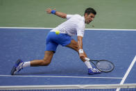 Novak Djokovic devuelve ante Pablo Carreño Busta durante los octavos de final del Abierto de Estados Unidos, el domingo 6 de septiembre de 2020, en Nueva York. (AP Foto/Seth Wenig)