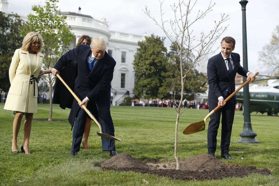 MCX08. WASHINGTON (EE.UU.), 23/04/2018.- El presidente de los Estados Unidos Donald J. Trump (2i) planta un árbol su homólogo de Francia Emmanuel Macron (d) acompañado por Melania Trump (2i, atrás) y Brigitte Macron (i) hoy, lunes 23 de abril de 2018, luego de sembrar un árbol en la Casa Blanca en Washington (EE.UU.). EFE/SHAWN THEW