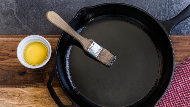 5 Mistakes You Might Be Making With Your Cast Iron Skillet - Farmers'  Almanac - Plan Your Day. Grow Your Life.