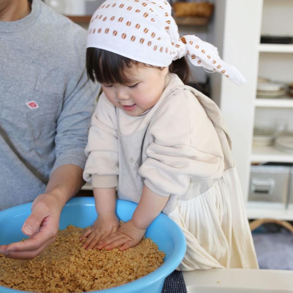 【料理達人】踩住凳仔落廚　3歲萌妹技巧超班