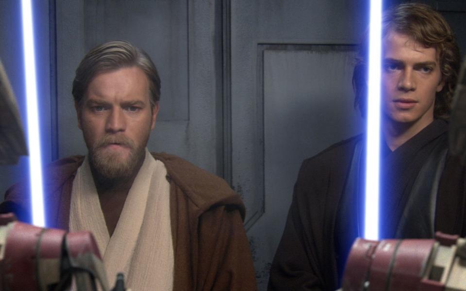 "Star Wars: Episode III - Die Rache der Sith" mit Obi-Wan Kenobi (Ewan McGregor, links) und Anakin Skywalker (Hayden Christensen) erschien 2005. Zuvor erzählte "Star Wars: Clone Wars" von den Klonkriegen. Die Zeichentrickserie ist seit Neustem auf Disney+ verfügbar.
 (Bild: Lucasfilm Ltd. & TM. All rights reserved.)