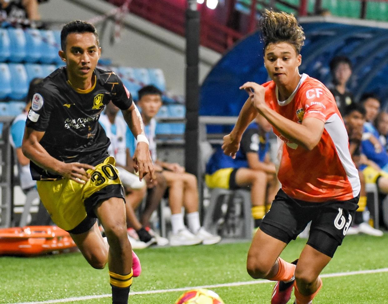 Tampines Rovers' Faris Ramli (left) chases for the ball with Hougang United's Iryan Fandi in the Singapore Premier League clash. (PHOTO: Singapore Premier League/Facebook)