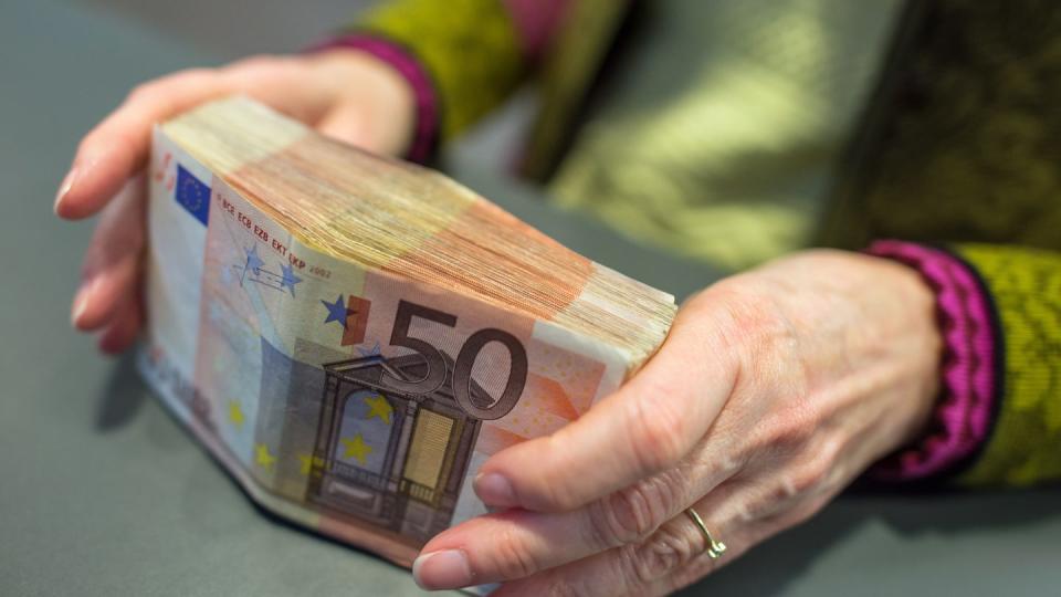 Je mehr Bargeld Menschen also abheben wollen, desto eher nutzen sie den bewährten Bankschalter.