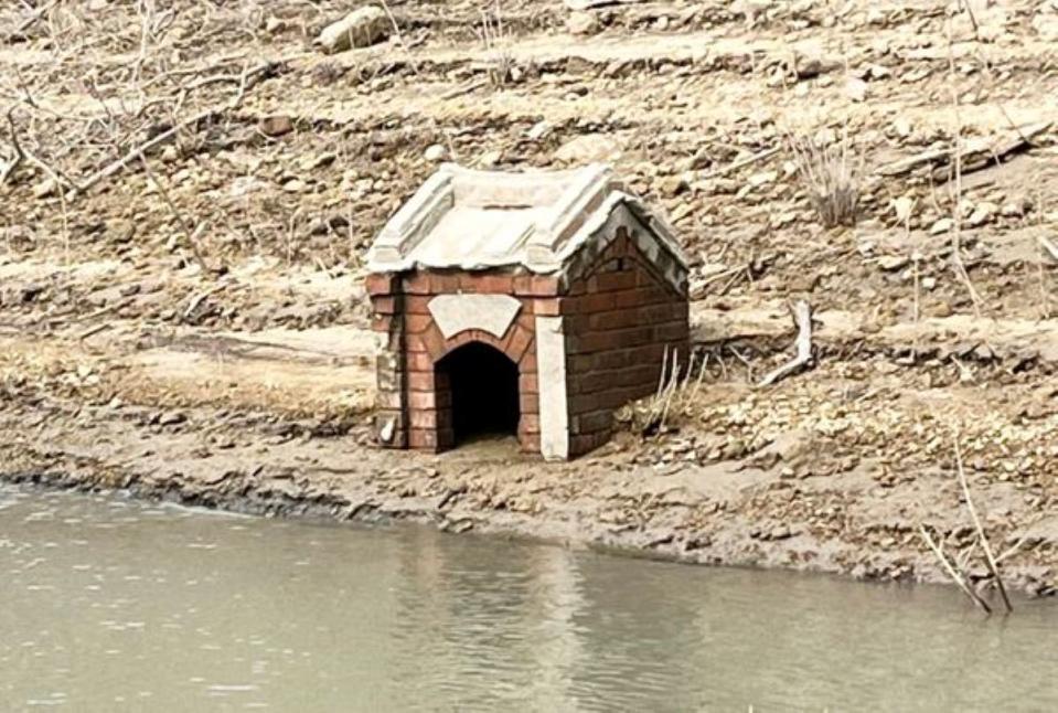 石門水庫土地公浮現，蓄水率剩五成二盼春雨持續報到解旱。（圖：北水局提供）