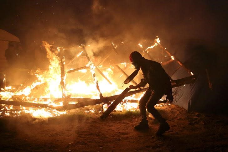 Des incendies de tentes et de cabanes ont été déclenchés dans la nuit de mardi à mercredi dans le camp de migrants de Calais et une personne a été blessée légèrement. /Photo prise le 25 octobre 2016/REUTERS/Neil Hall