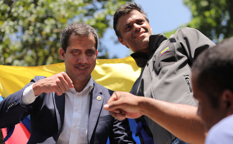 Leopoldo López, fundador del Partido Voluntad Popular y preso político del gobierno de Nicolás Maduro, fue liberado por su amigo Juan Guaidó, actual presidente de la Asamblea Nacional. Luego de participar en las manifestaciones, López se dirigió temporalmente a la Embajada de Chile y de España en busca de resguardo (REUTERS/Manaure Quintero)