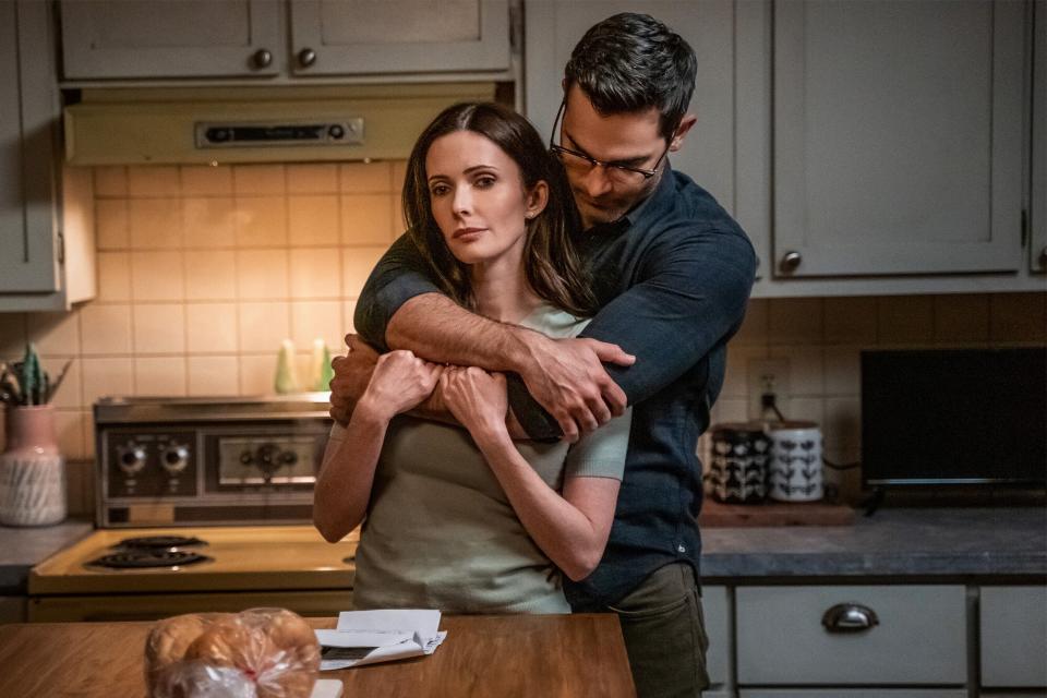 Superman & Lois -- “Closer” -- Image Number: SML301a_ 0427r -- Pictured (L-R): Tyler Hoechlin as Clark Kent and Elizabeth Tulloch as Lois Lane -- Photo: Colin Bentley/The CW -- © 2023 The CW Network, LLC. All Rights Reserved.
