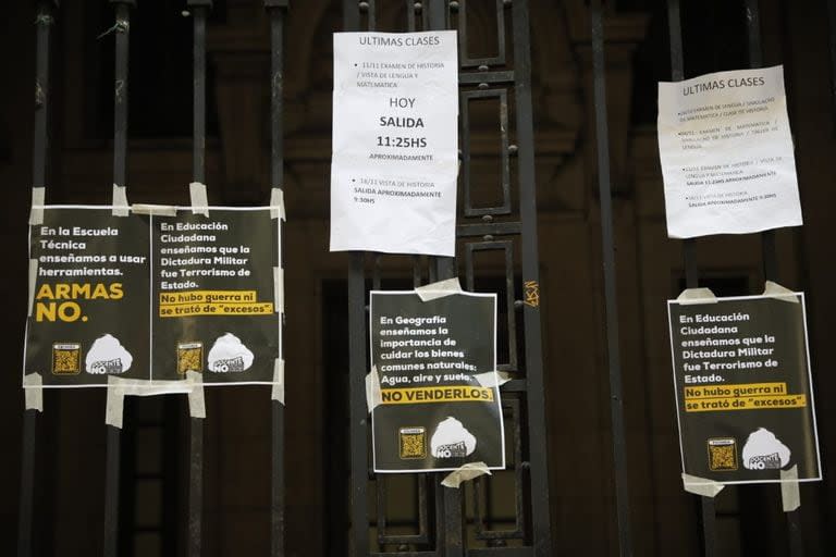 Consignas contra Milei en el Colegio Nacional de Buenos Aires