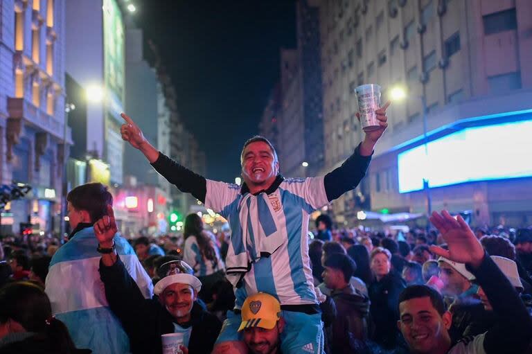 Hinchas celebran en el centro porteño 