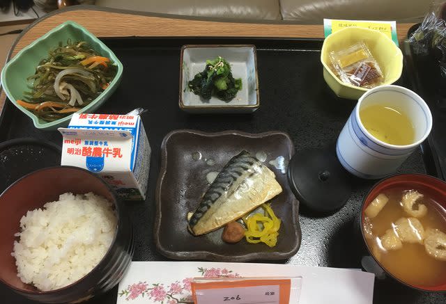 Une femme prend en photo les bons plats de l’hôpital