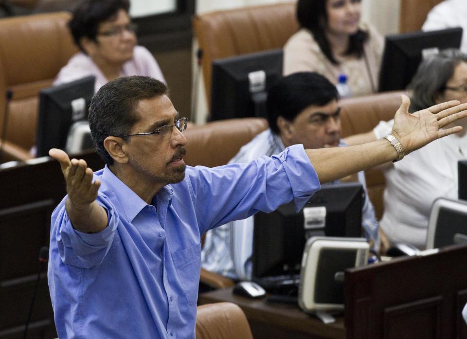 Opposition legislator Victor Hugo Tinoco, of the Sandinista Renewal Movement, MRS, gestures before the National Assembly votes to amend the Nicaraguan Constitution to include eliminating presidential term limits, at the National Assembly, Tuesday, Jan. 28, 2014, in Managua, Nicaragua. Lawmakers have approved constitutional changes that would allow President Daniel Ortega to be re-elected indefinitely, a move that his critics say is designed to keep the Sandinista leader in power for life. (AP Photo/Esteban Felix)