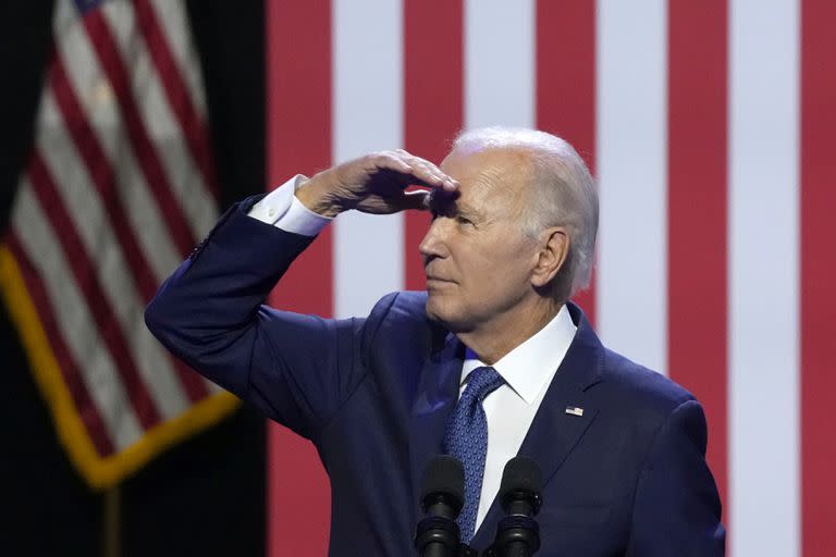 El presidente Joe Biden habla de democracia y el legado del senador republicano por Arizona John McCain mientras ve a sus simpatizantes en el Centro para las Artes de Tempe, el jueves 28 de septiembre de 2023, en Tempe, Arizona. (AP Foto/Ross D. Franklin)