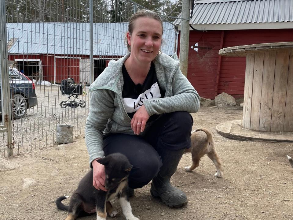 Monika Karlsson ist froh, dass ihre Huskys die Katastrophe überlebt haben.  (Bild: RTL / 99pro Media)