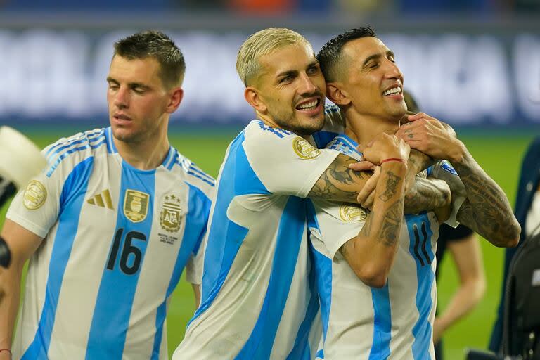 La alegría de Leandro Paredes y Ángel Di María.
