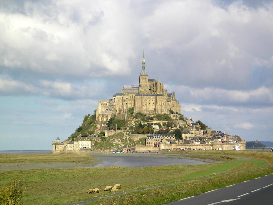 Est inspiré du Mont-Saint-Michel en Normandie, France