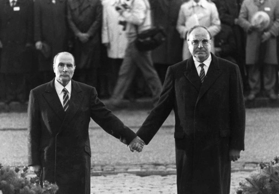 <p>Gemeinsam mit Frankreichs damaligem Staatspräsident Francois Mitterrand gedenkt Kohl der Toten des Ersten und Zweiten Weltkriegs. Dieses Foto, das die beiden Staatsmänner Hand in Hand zeigt, ging als Symbol der deutsch-französischen-Aussöhnung um die Welt. (Bild: AP Photo/Pool/File) </p>