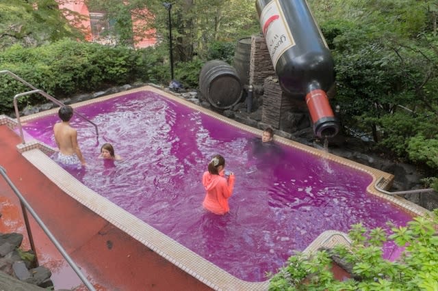 En Japón puedes bañarte en una piscina de vino tinto