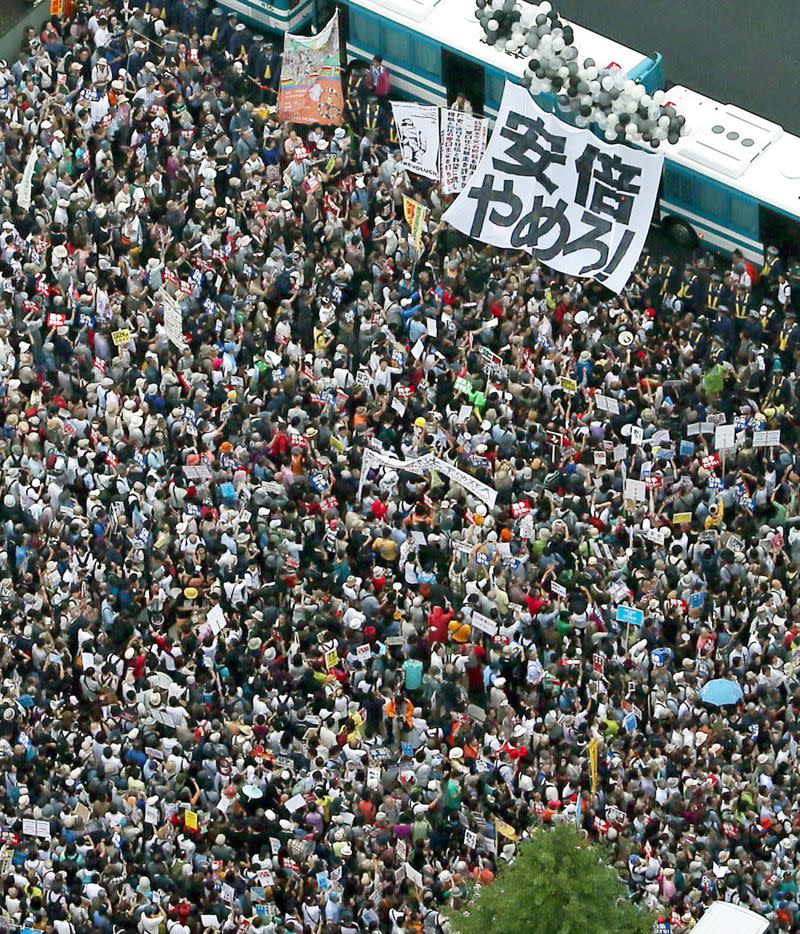 日本民眾要求首相安倍下台。（美聯社）