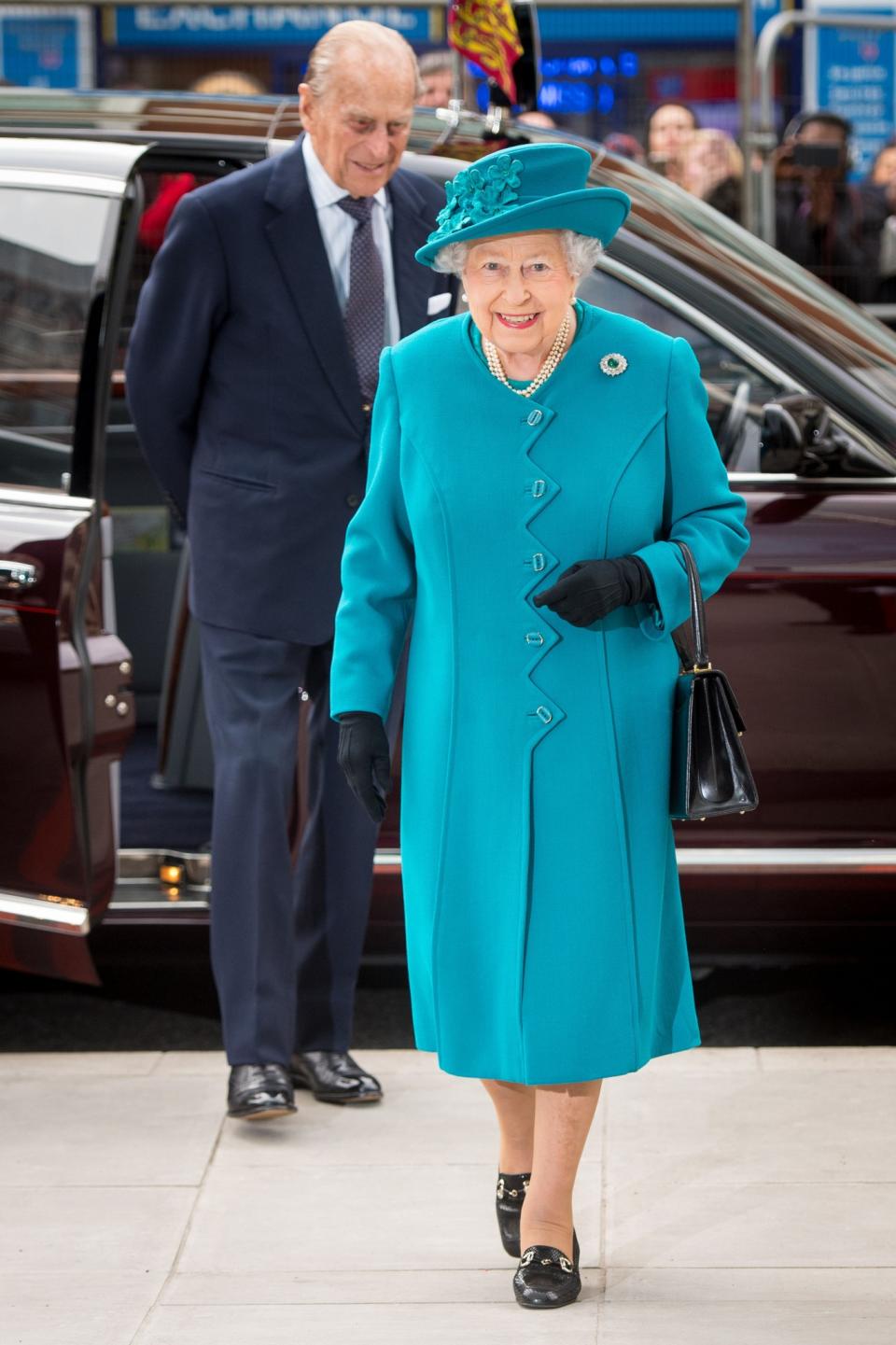 <p>The Queen is now a master of rainbow dressing, wearing a coordinating turquoise coat and hat for a work engagement.<br><i>[Photo: PA]</i> </p>