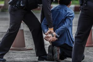 越南警方於上週四（19日）審判一起在胡志明市破獲、以台灣人為首的電話詐騙案，13名被捕中有三名台灣主嫌將啷噹入獄。（示意圖／非當事人／shutterstock）