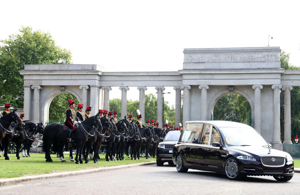 <p>Mounted detachment of the Royal Artillery stand guard as the hearse carrying the Queen's coffin leaves Wellington Arch for Windsor. (Getty Images)</p> 