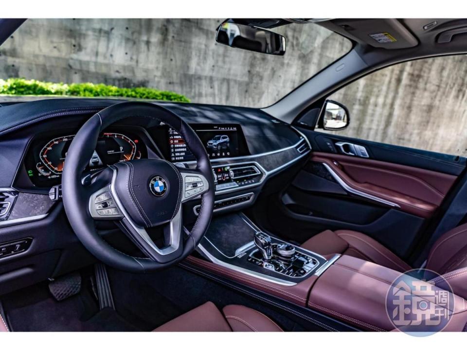 X7被BMW歸類於「Luxury Class」系列，所以其內裝規格完全向大七看齊！