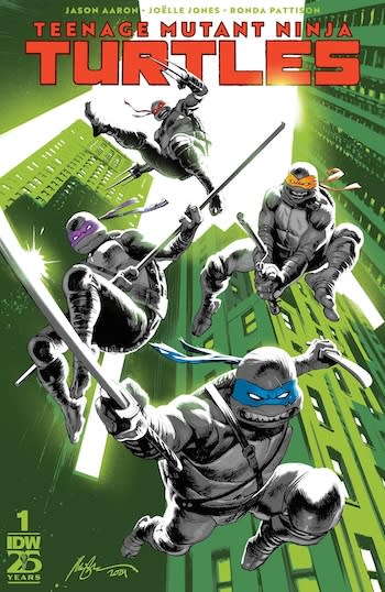 La portada de las nuevas Tortugas Ninja, que muestra a los hermanos en blanco y negro con sus coloridas máscaras faciales, sobre un fondo de ciudad de color verde.