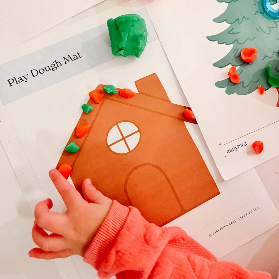 holiday play dough mats from Earlybird